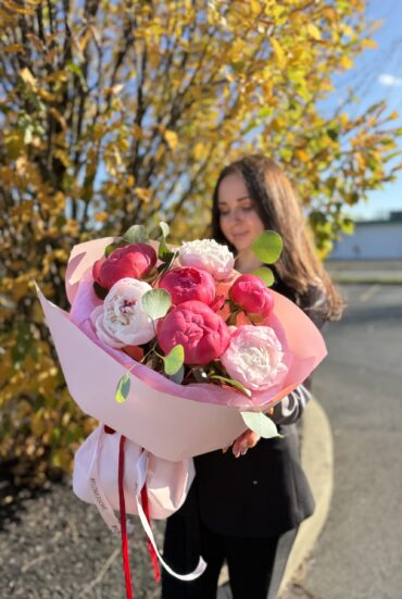 Luxurious peony bouquet featuring fragrant, romantic flowers for weddings and special occasions