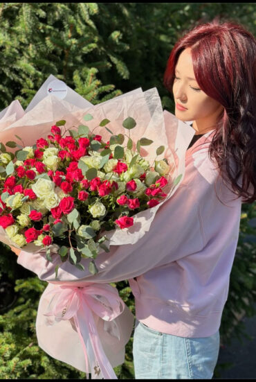 A bouquet of spray roses in white and pink hues.