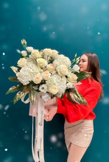 Order a beautiful white hydrangea and rose flower box, perfect for weddings, anniversaries, or romantic gestures. Fresh, elegant flowers in a luxurious box.