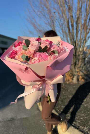 : Pink roses, pink hydrangeas, floral bouquet, hand-tied flowers, romantic gift, fresh flowers, birthday flowers, wedding flowers, anniversary bouquet