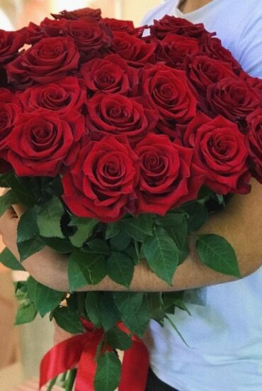 A bouquet of 25 red roses