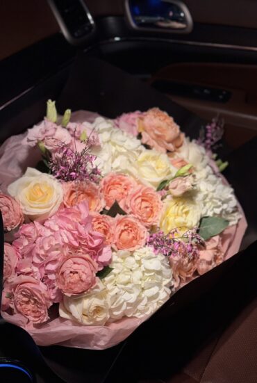 Bouquet of Garden Spray Roses and Hydrangeas