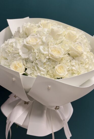 Pure Elegance Bouquet – White Hydrangeas & Roses